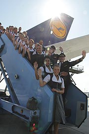 vorgestellt: die Lufthansa Trachten Crew - eingekleidet wurde sie 2016 wieder von Trachten Angermaier (©Foto. Marikka-Laila Maisel